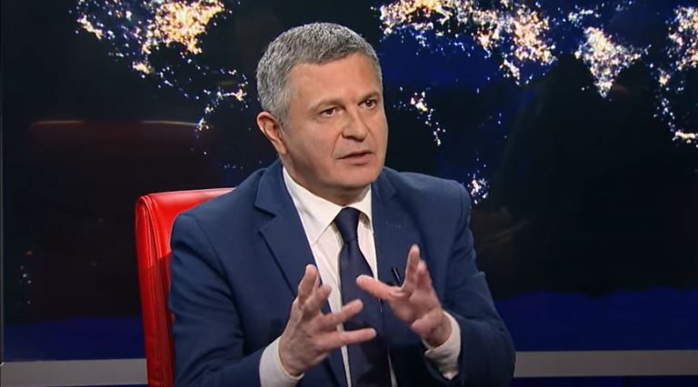 Между страха от вируса и вируса на страха