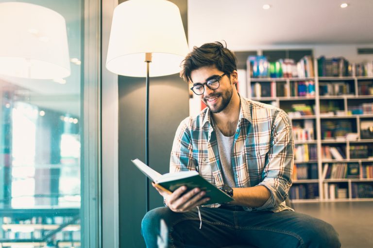 Млад учител чете от книга